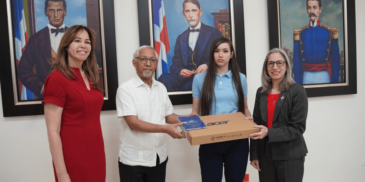 Minerd premia a estudiantes, docentes y centros educativos por ...