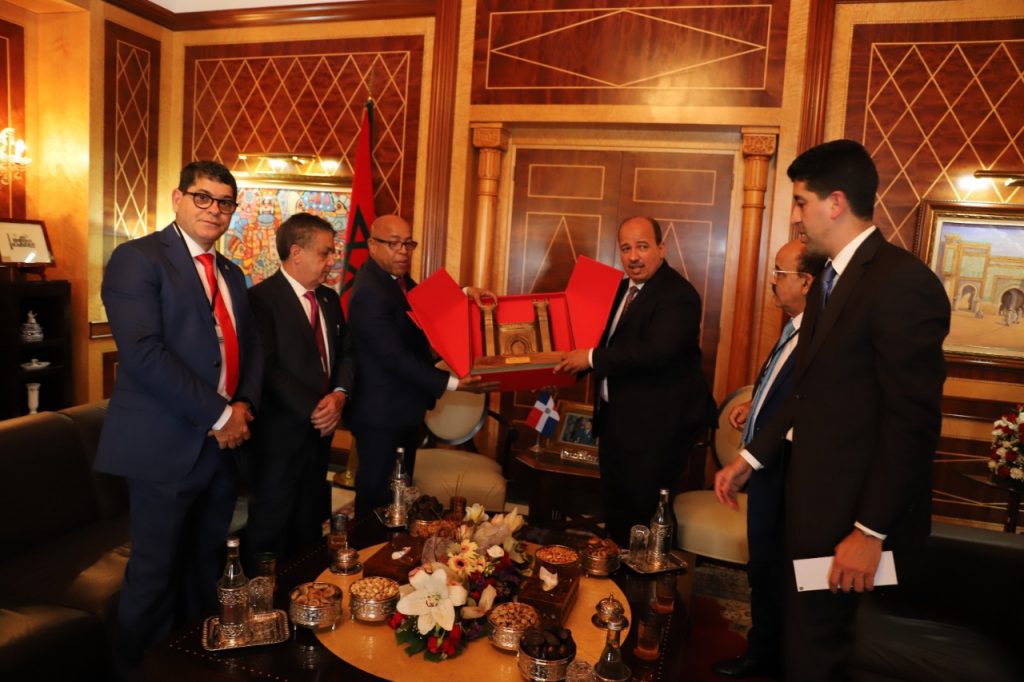 Alfredo Pacheco junto a senadores