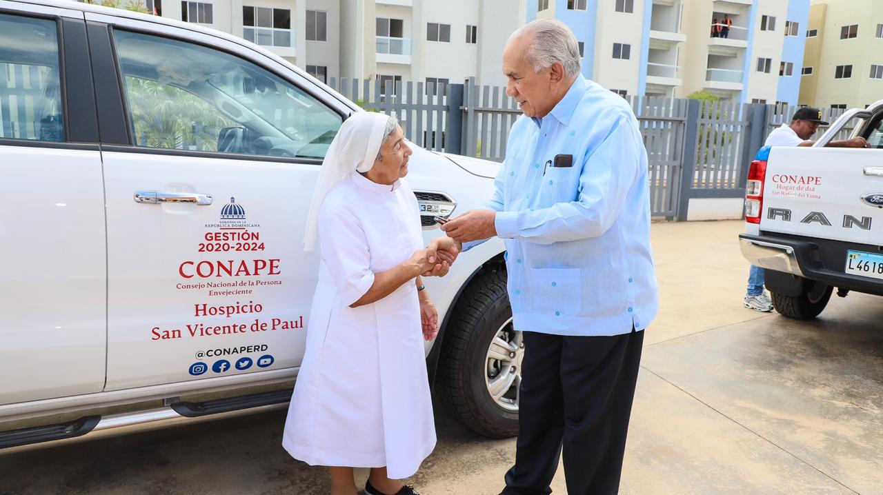 CONAPE entrega vehículos a centros de atención para garantizar la calidad del servicio a los adultos mayores