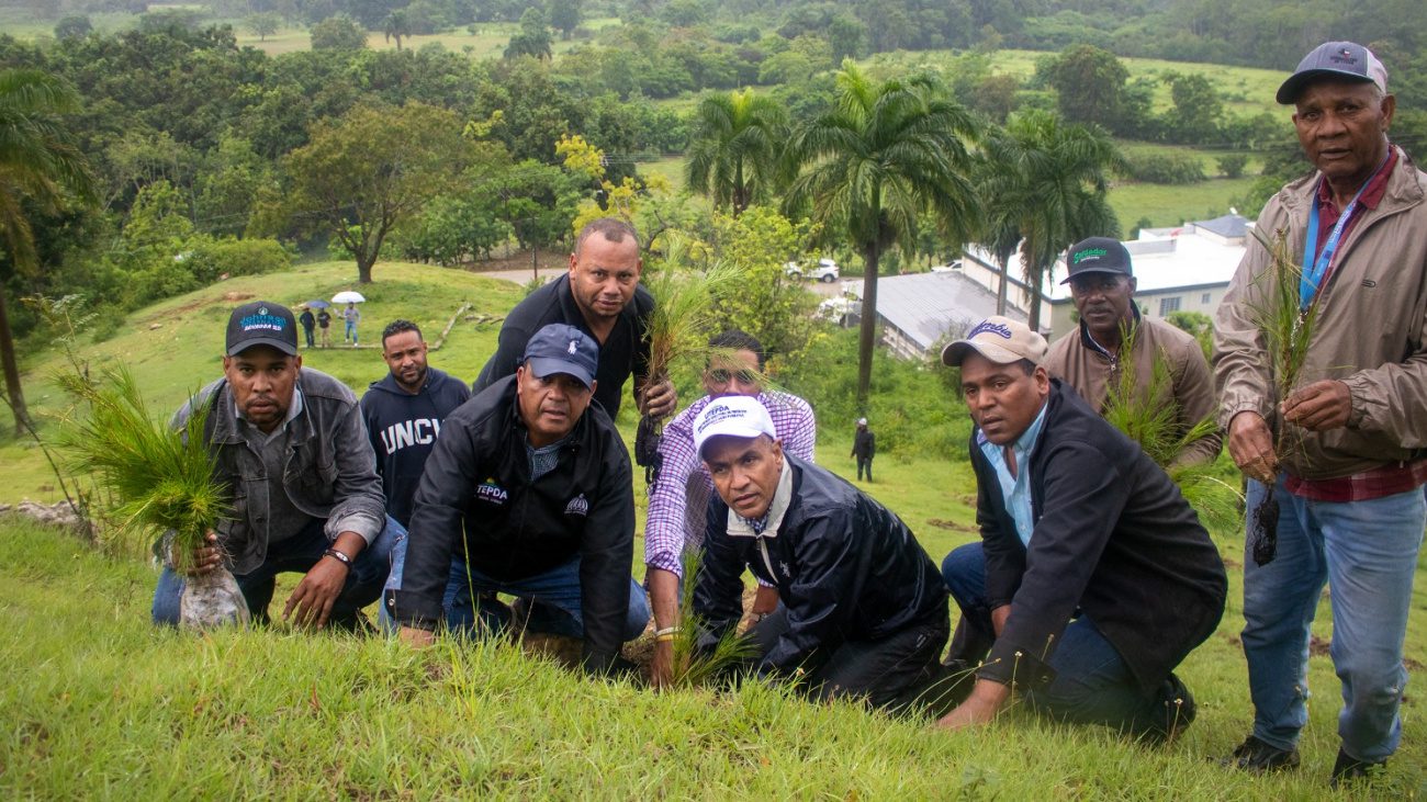 En el Día Mundial de Medio Ambiente, UTEPDA realiza jornada de siembra en Hondo Valle